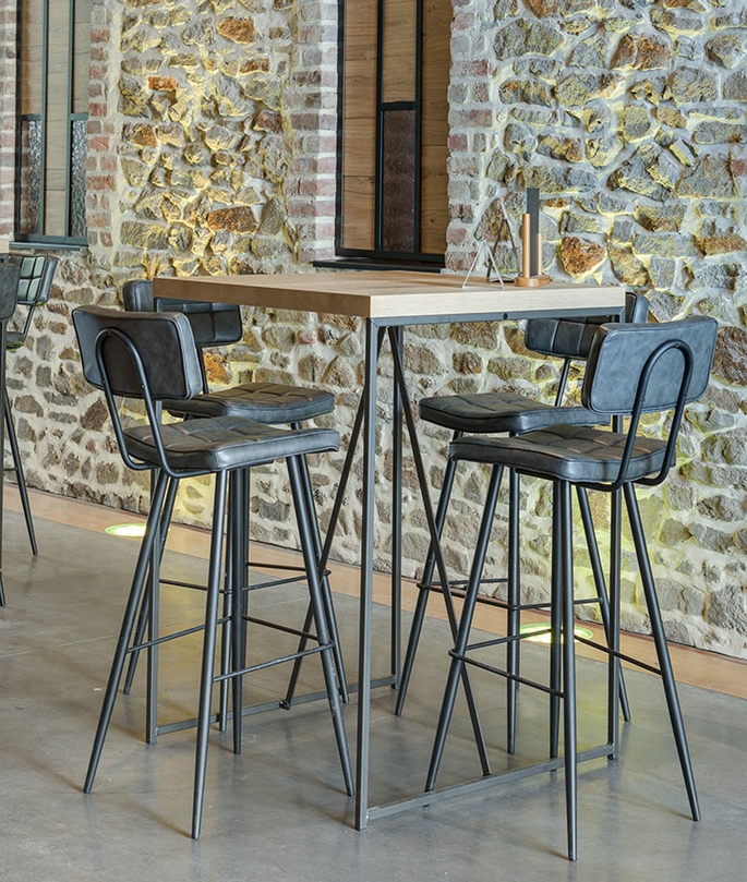 Mange-debout et tables hautes dans un espace bar de restaurant